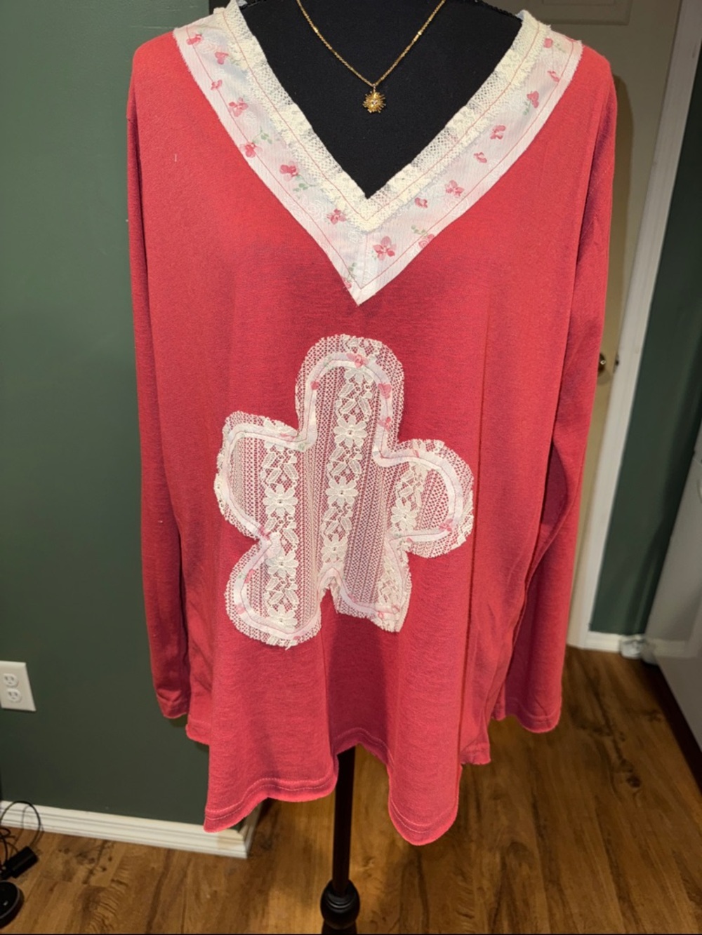 NWOT POL Coral Pink V-Neck Tunic with Lace Appliqué Sz M - Picture 3 of 8